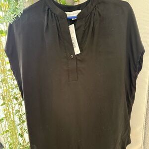 Amour Vert Classic Black Button-Up Top